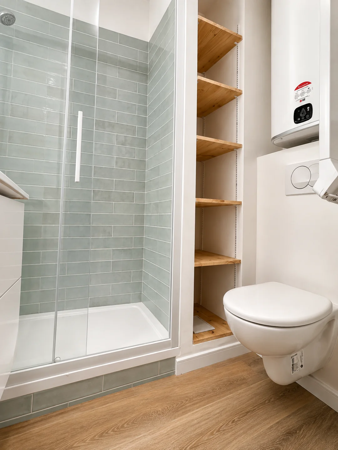 Douche, toilettes et rangements de l’appartement à Super Devolu