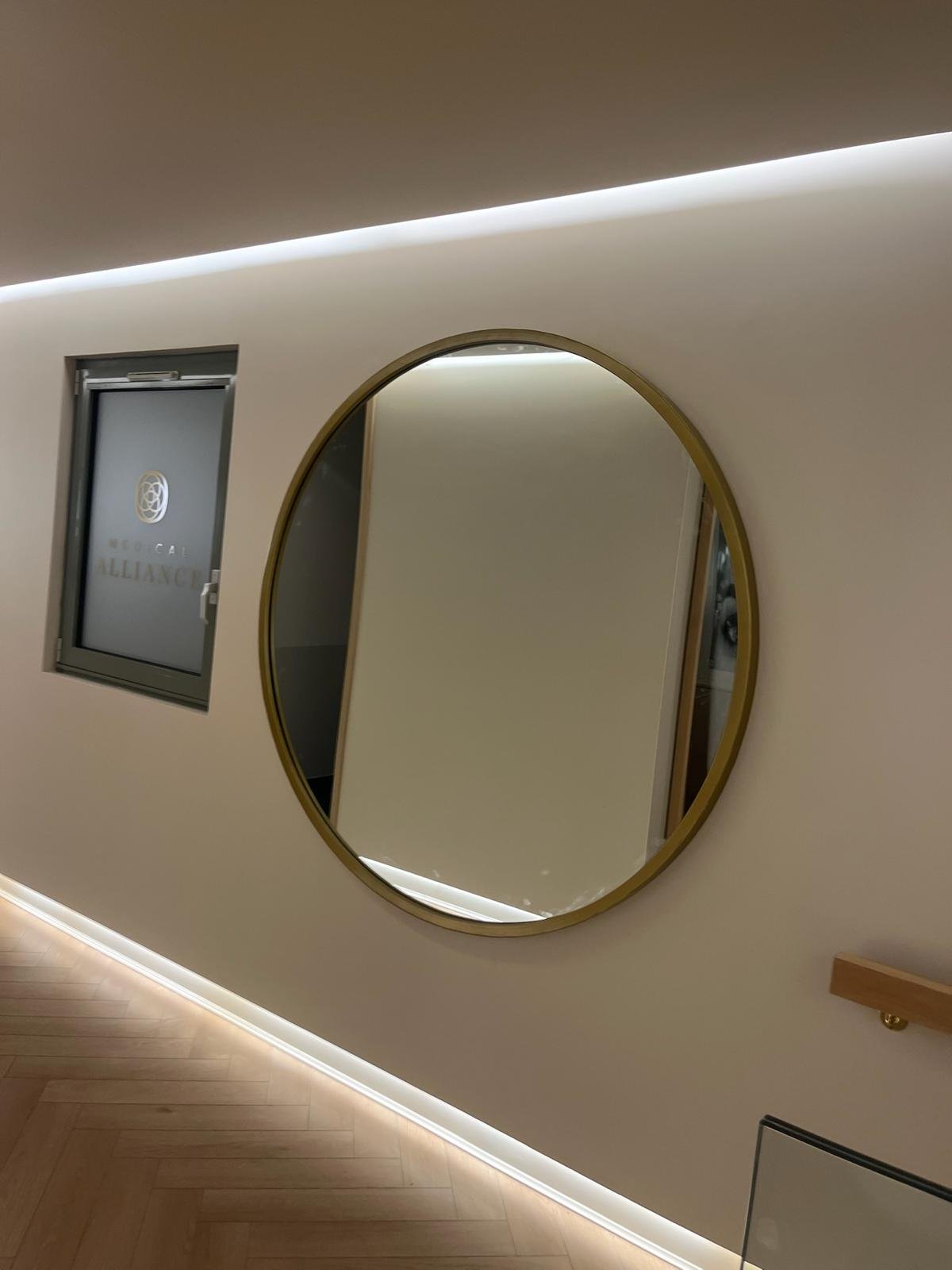 Détail du miroir et des éclairages en plafond et au sol