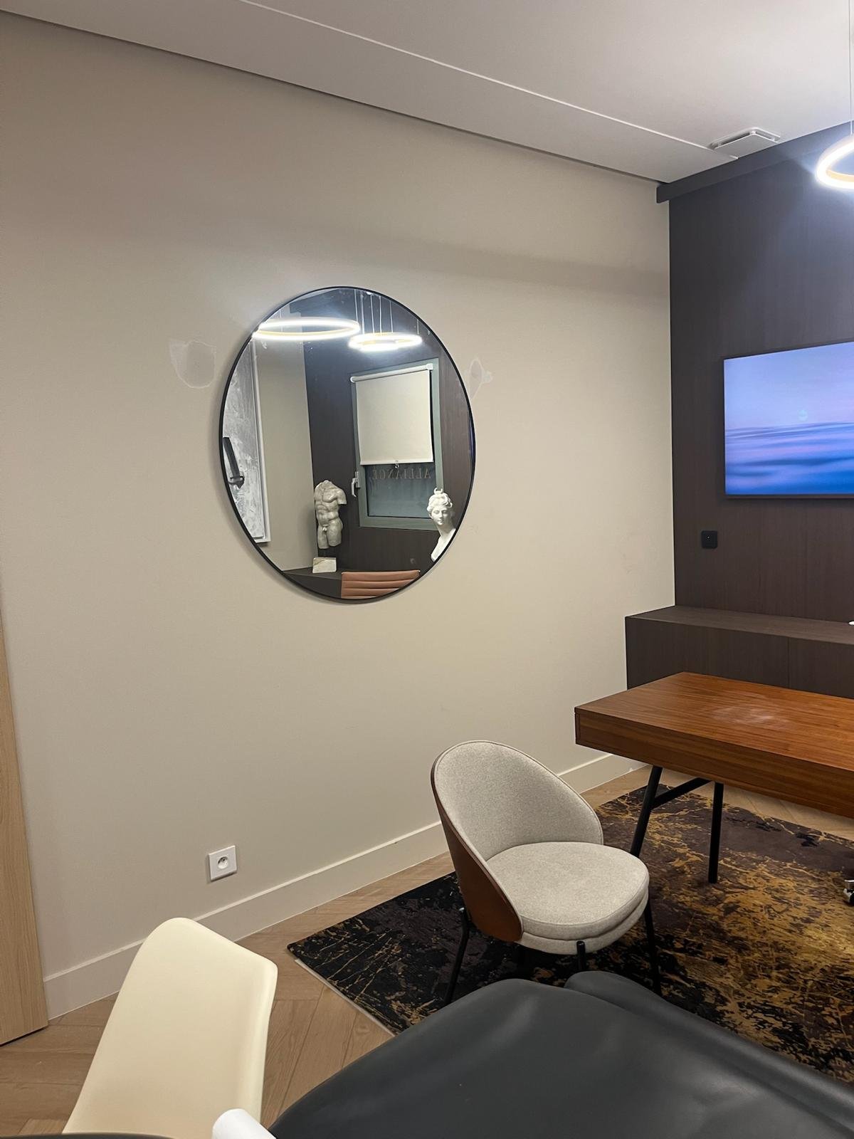 Pièce aménagée du centre esthétique, avec bureau et miroir