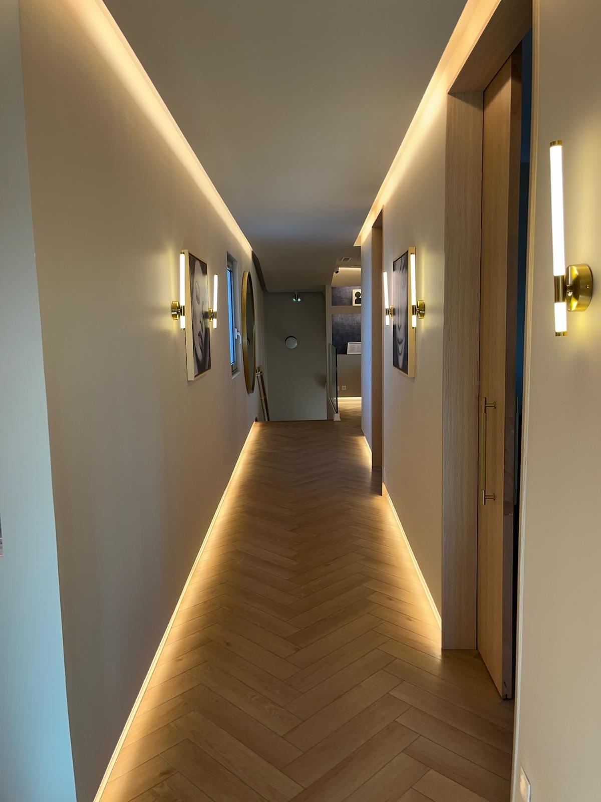 Autre vue du couloir et des menuiseries du centre esthétique
