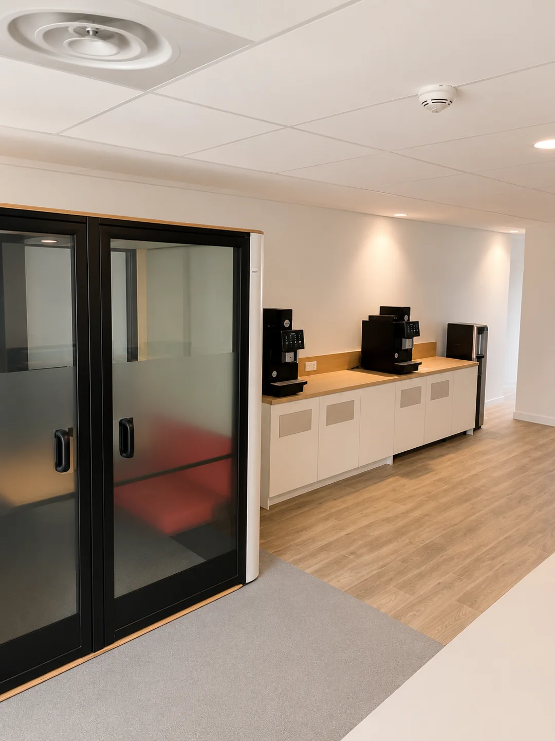 Espace de convivialité RTE avec porte vitrée et coin café