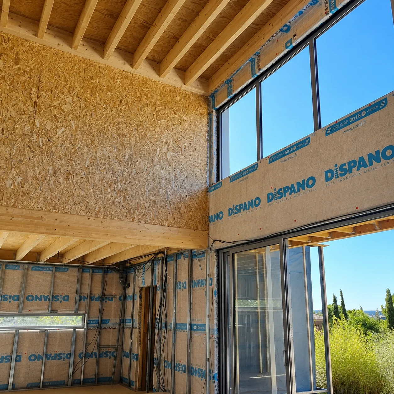 Structure bois et ouvertures à l’intérieur de la villa à Vitrolles